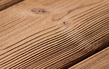 A fa tapintási tulajdonságai szinte végtelenek és számos tanulmányt végeztek a fa előnyeinek feltárására, kezdve attól, hogy érintése hogyan tud paraszimpatikus idegi aktivitást illetve nyugtató hatást kiváltani amellett, hogy javítja a tér akusztikáját és tartósabb, mint a vakolt vagy festett felületek.